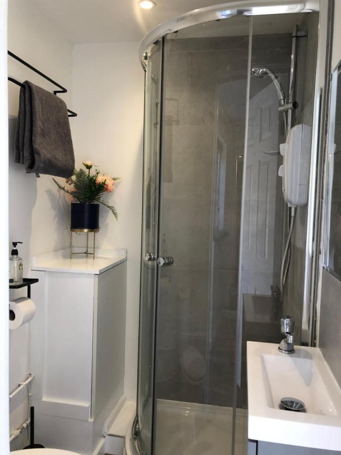 Lovely Modern Decorated 1 Bed Studio Newport  Buitenkant foto